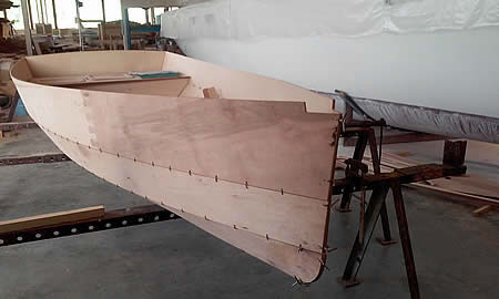 корпус фанерной лодки собран методом сис